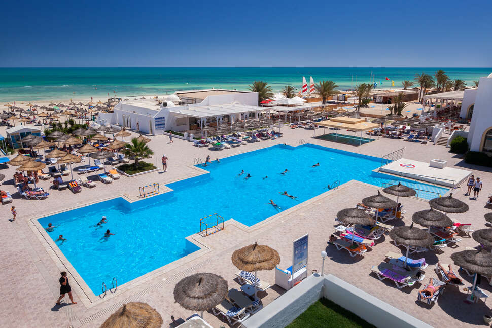 Een foto van het zwembad bij Calimera Yati Beach