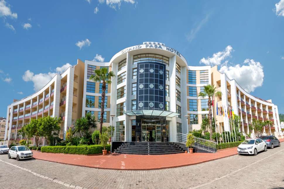 Een foto van de buitenkant van Grand Pasa Hotel