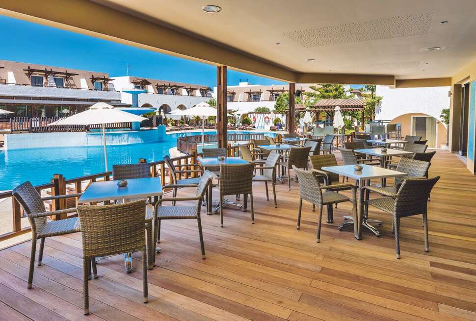 Een foto van het terras bij Gaia Village Hotel