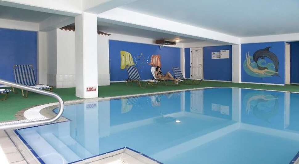 Een foto van het zwembad bij Mayfair Hotel