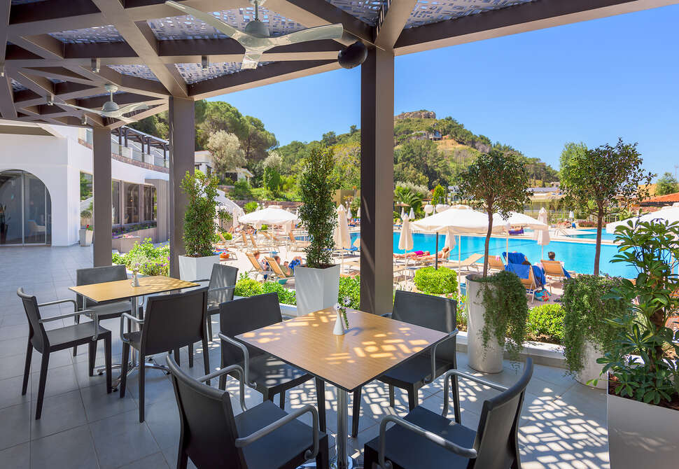 Ein Foto von der Terrasse im Olympic Palace Hotel