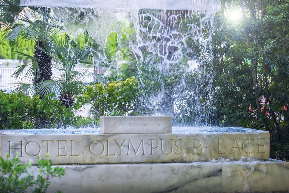 Een foto van de buitenkant van Hotel Olympus Palace