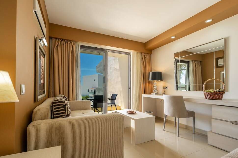 Een foto van Kamari Plus Hotel