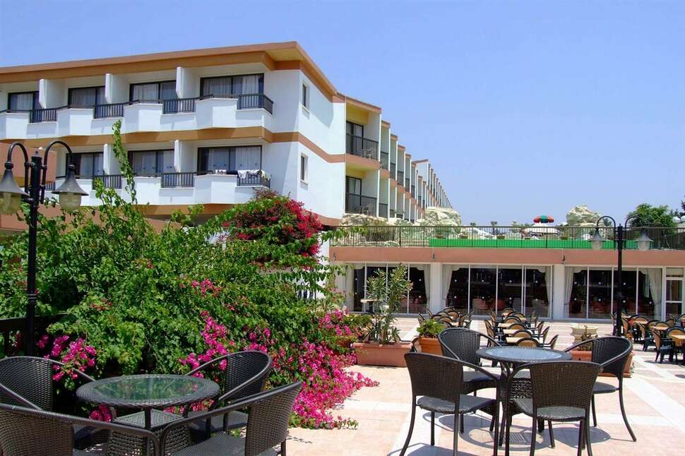 Een foto van het terras bij Avlida Hotel