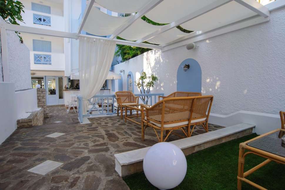 Een foto van het terras bij Erato Seaside Hotel