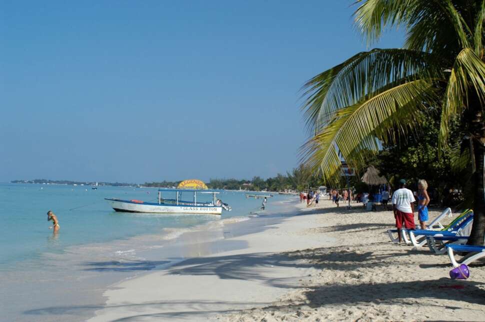 Een foto van het strand bij Legends Beach Resort