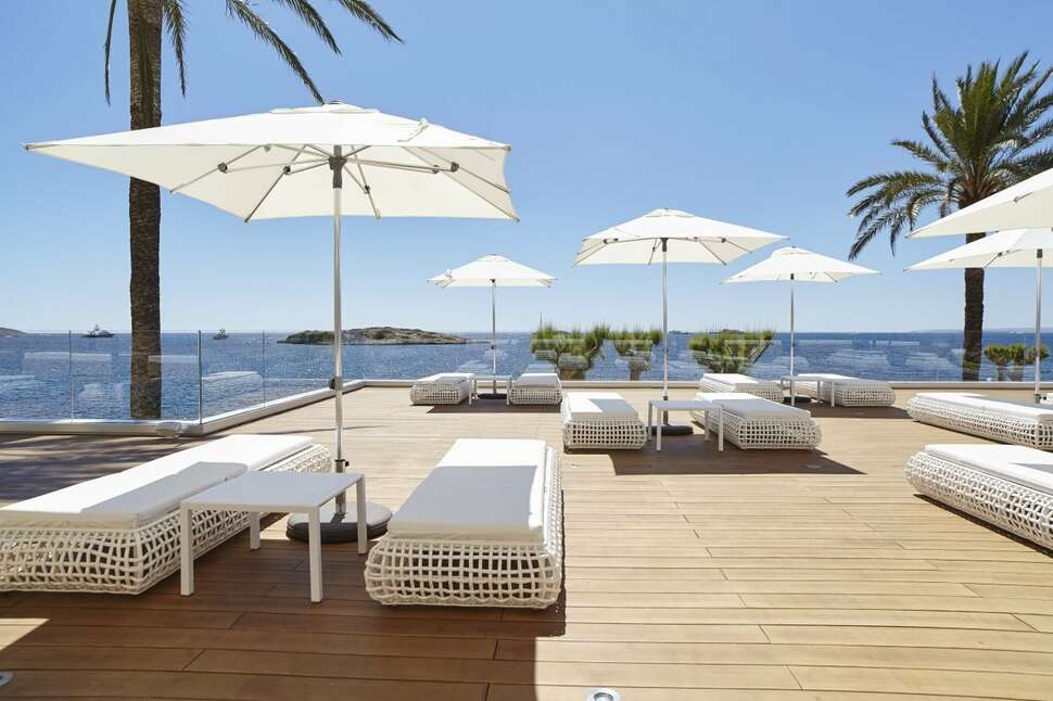 Een foto van het terras bij Hotel Torre del Mar