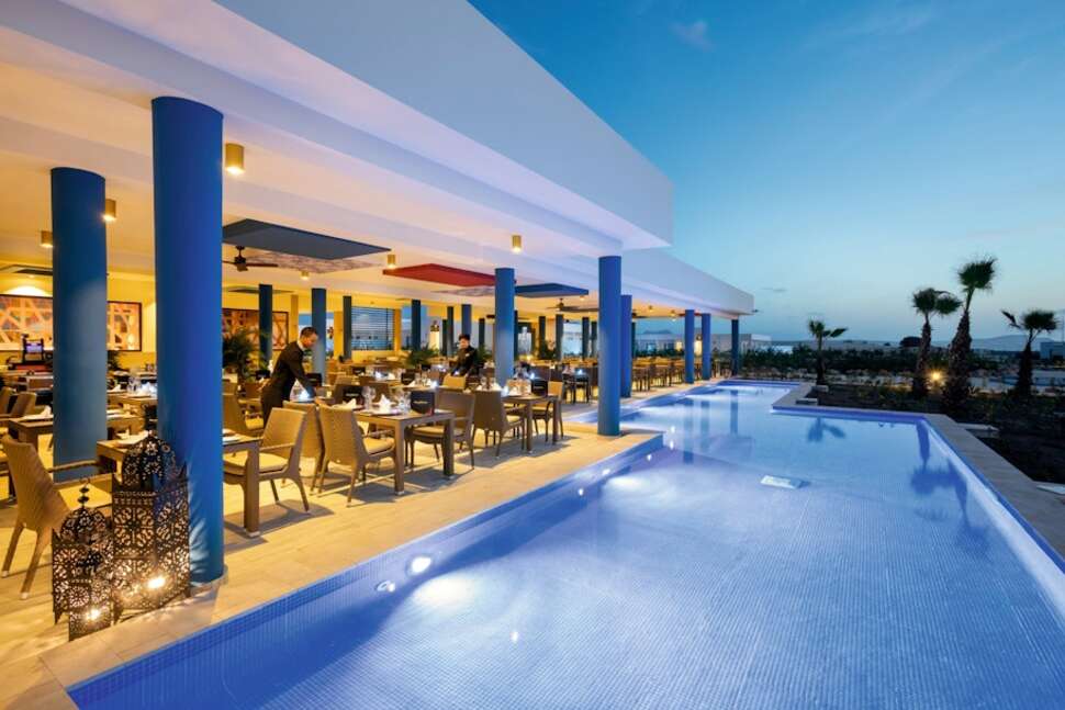 Een foto van het zwembad bij Riu Palace Boavista