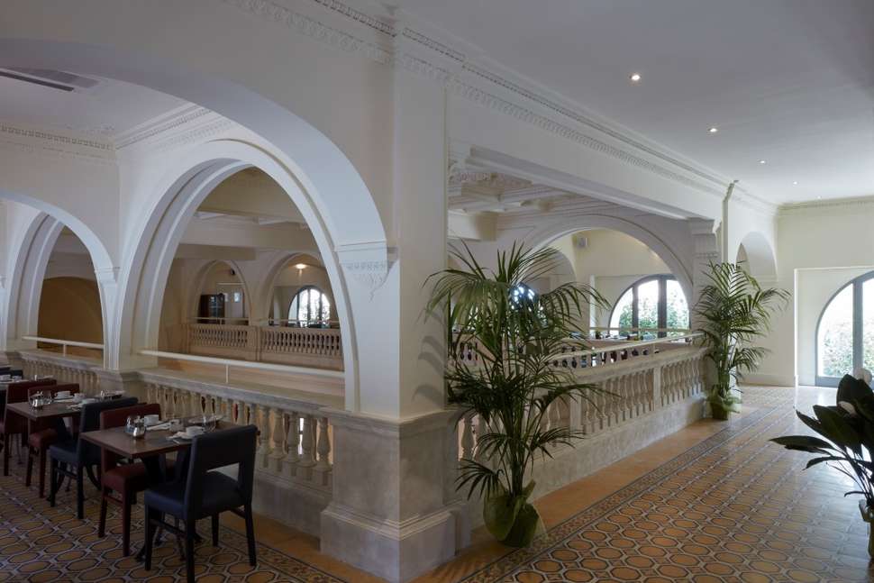 Een foto van het interieur van The Building