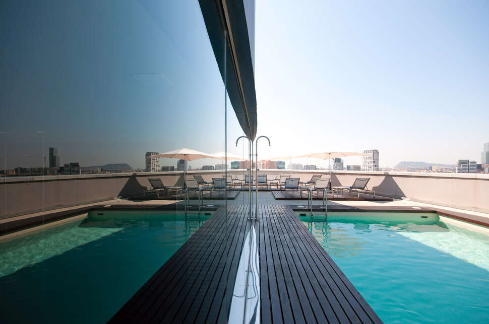 Een foto van het zwembad bij Hotel Barcelona Condal Mar Affiliated by Melia