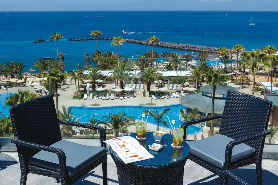 Een foto van het zwembad bij Riu Palace Tenerife