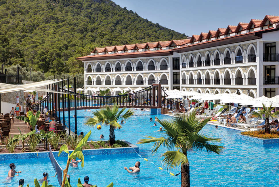 Een foto van het zwembad bij Ramada Resort by Wyndham Akbuk