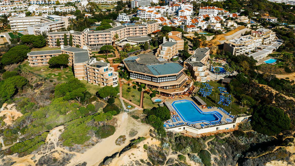 Een foto van de buitenkant van Auramar Beach Resort
