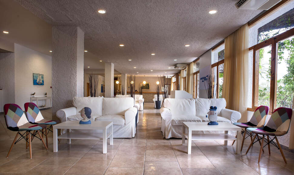 Een foto van het interieur van The Grove Seaside Hotel