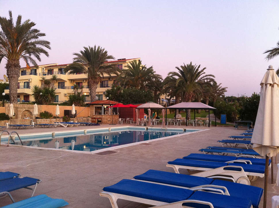 Een foto van het zwembad bij Vrachia Beach Hotel & Suites