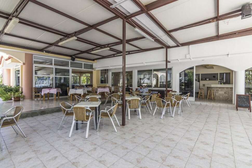Een foto van het terras bij Tivoli Hotel