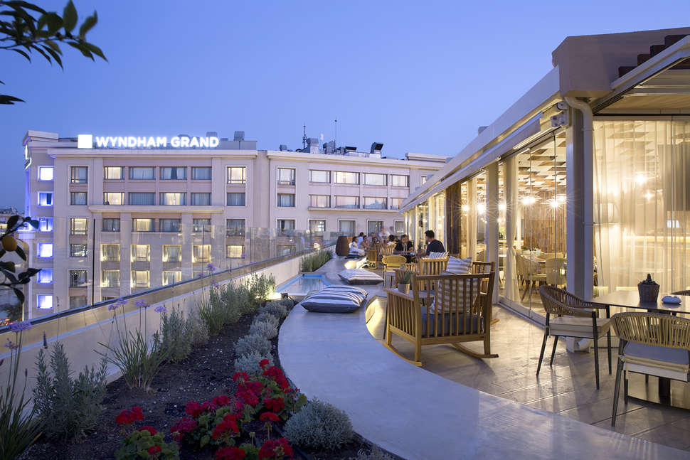 Een foto van de buitenkant van Zeus Essence Wyndham Athens Residence