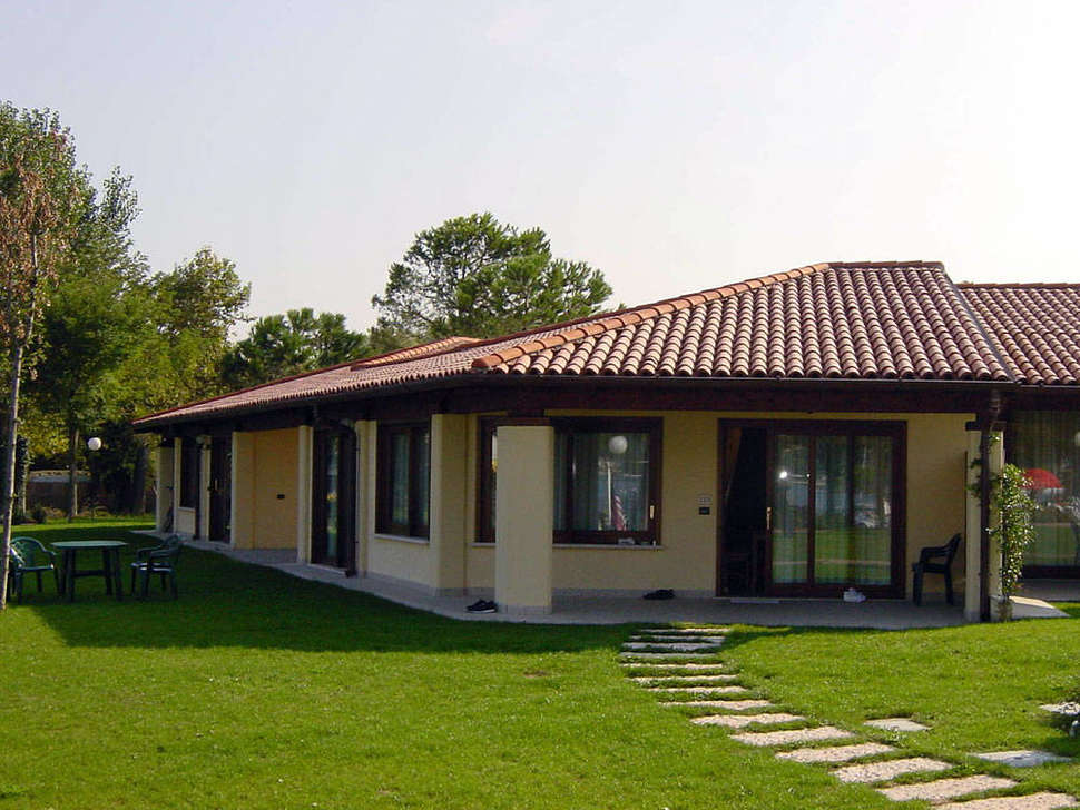 Een foto van de buitenkant van Residence Le Corti del Lago