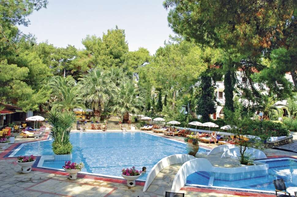 Een foto van het zwembad bij Porfi Beach Hotel