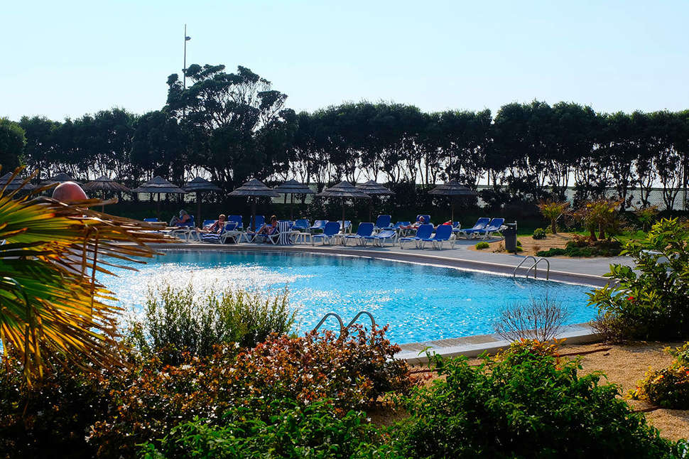 Een foto van het zwembad bij Axis Vermar Beach Hotel