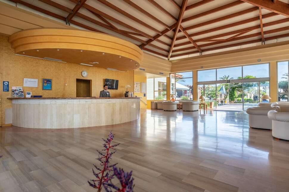 Een foto van het interieur van Hotel Zafiro Menorca