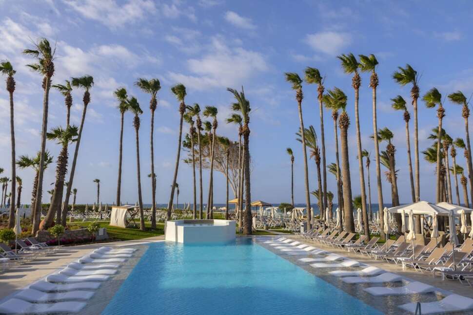 Een foto van het zwembad bij Leonardo Plaza Cypria Maris Beach Hotel & Spa
