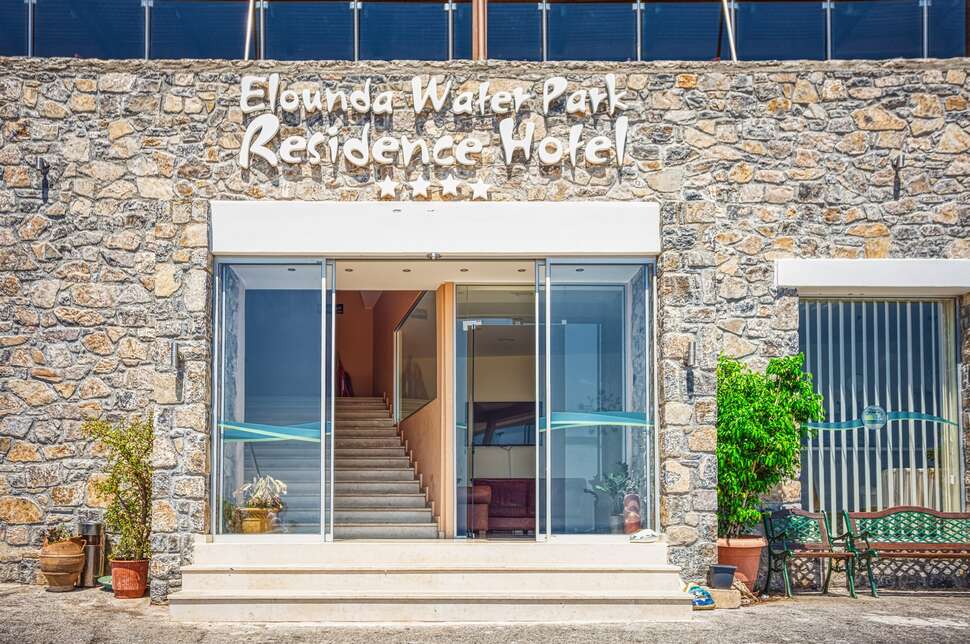 Een foto van de buitenkant van Elounda Water Park Residence Hotel