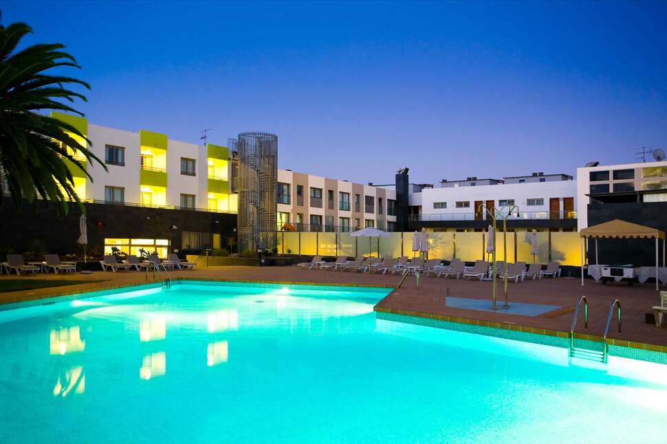 Een foto van het zwembad bij Hotel Livvo Corralejo Beach