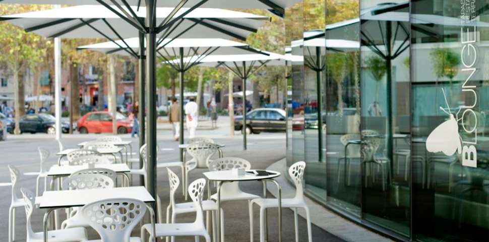 Een foto van het terras bij Barcelo Raval
