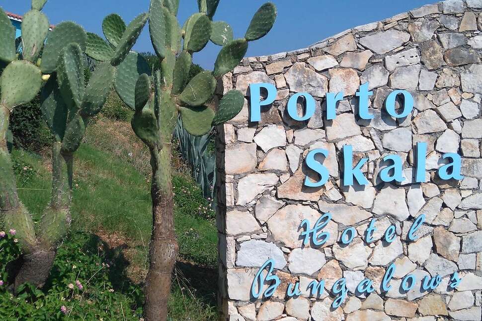 Een foto van de buitenkant van Porto Skala Hotel
