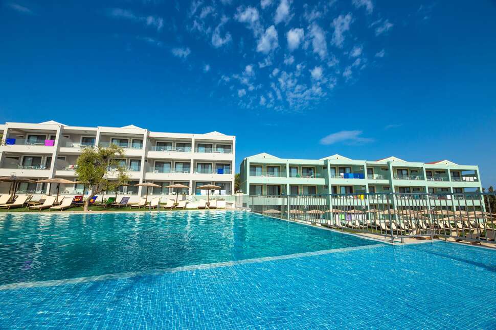 Een foto van het zwembad bij Aparthotel Robolla Beach