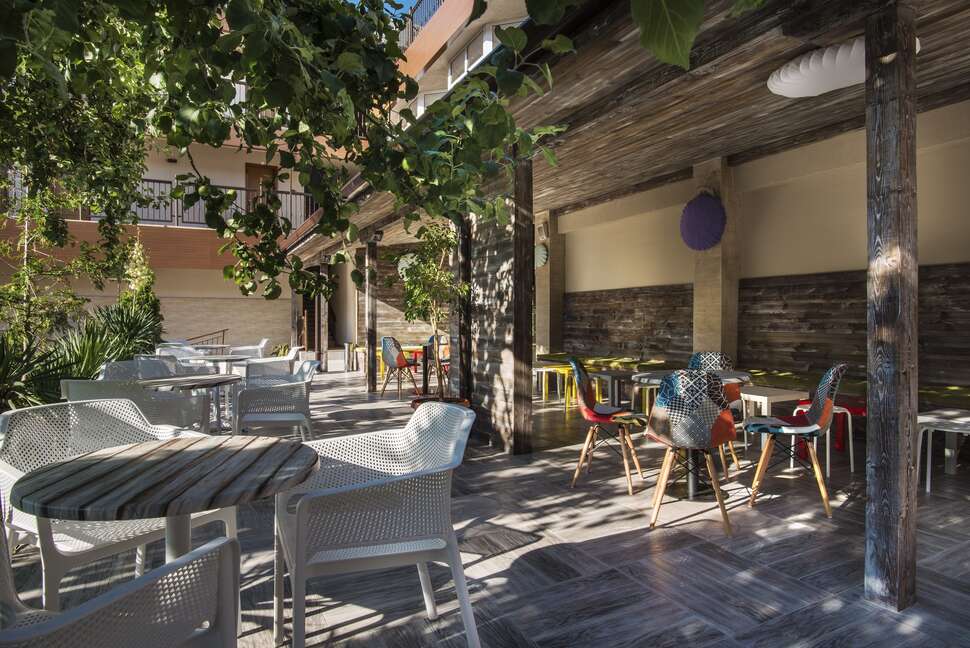 Een foto van het terras bij Hotel Imperial
