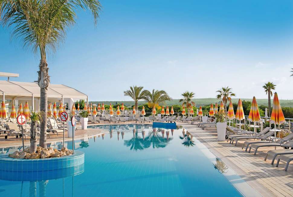 Een foto van het zwembad bij Asterias Beach Hotel