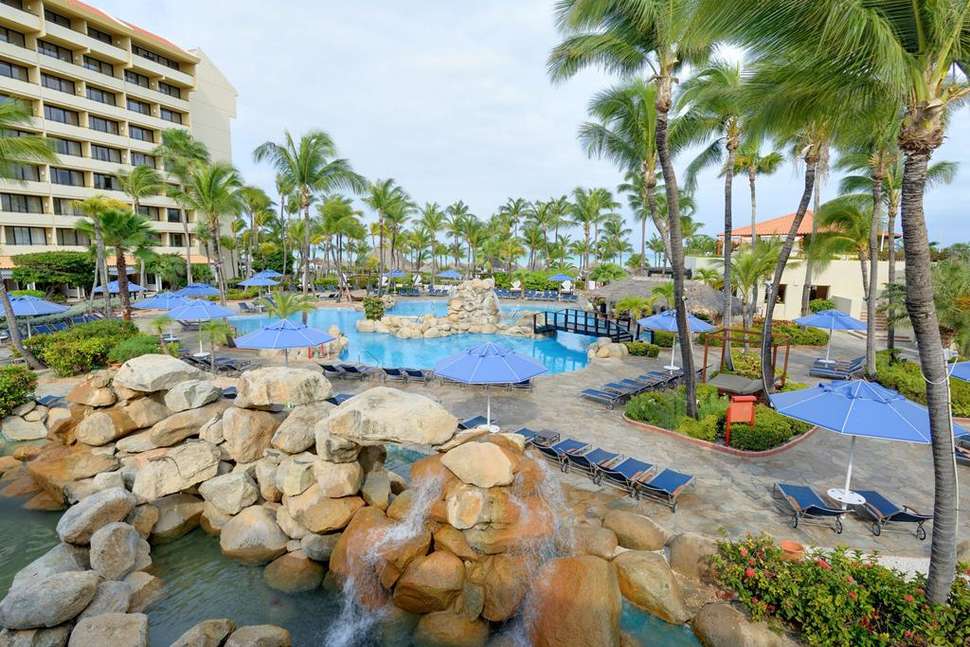 Een foto van het zwembad bij Barcelo Aruba