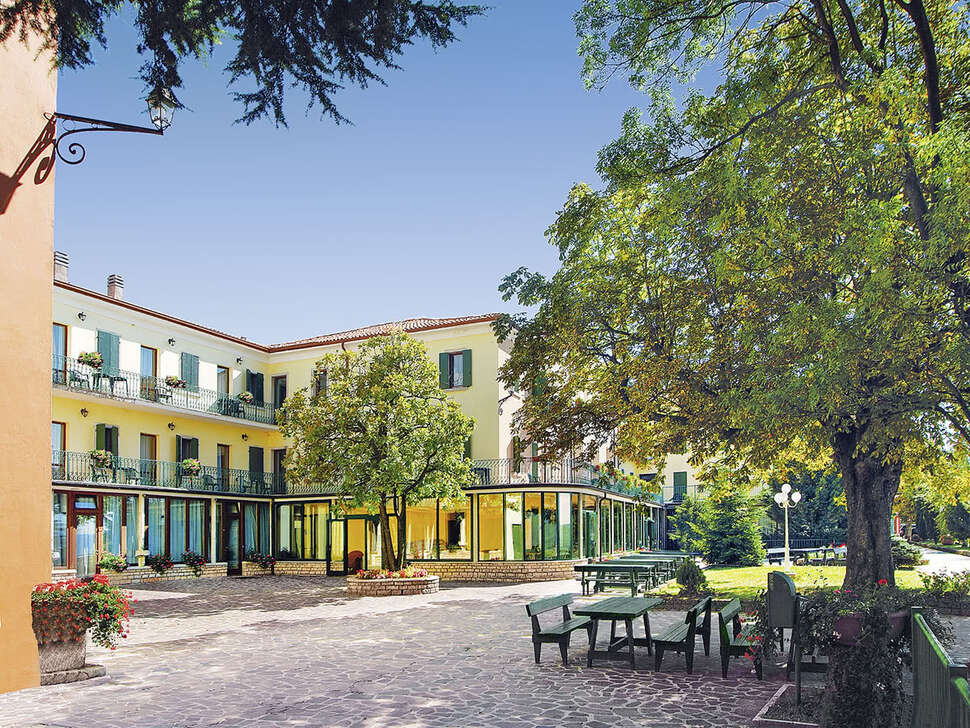 Ein Foto von der Außenansicht des Parc Hotel Jolanda