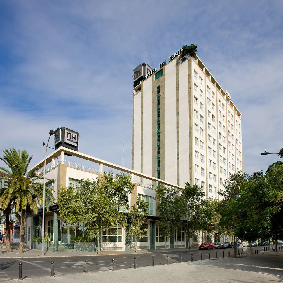 Een foto van de buitenkant van NH Valencia Center