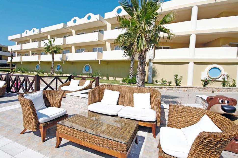 Een foto van het terras bij Kalithea Horizon Royal