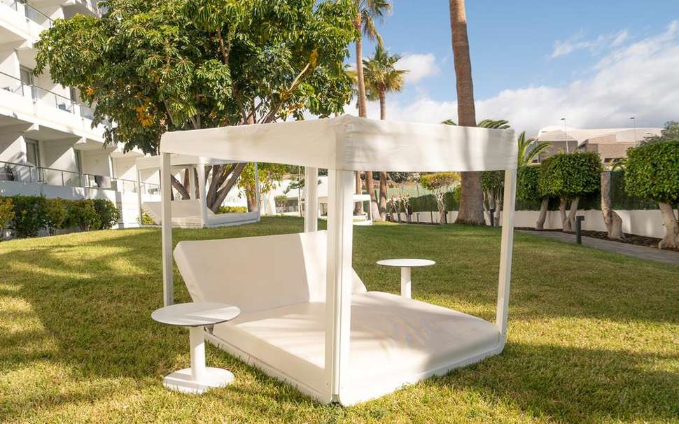 Een foto van het terras bij Hotel Coral Ocean View