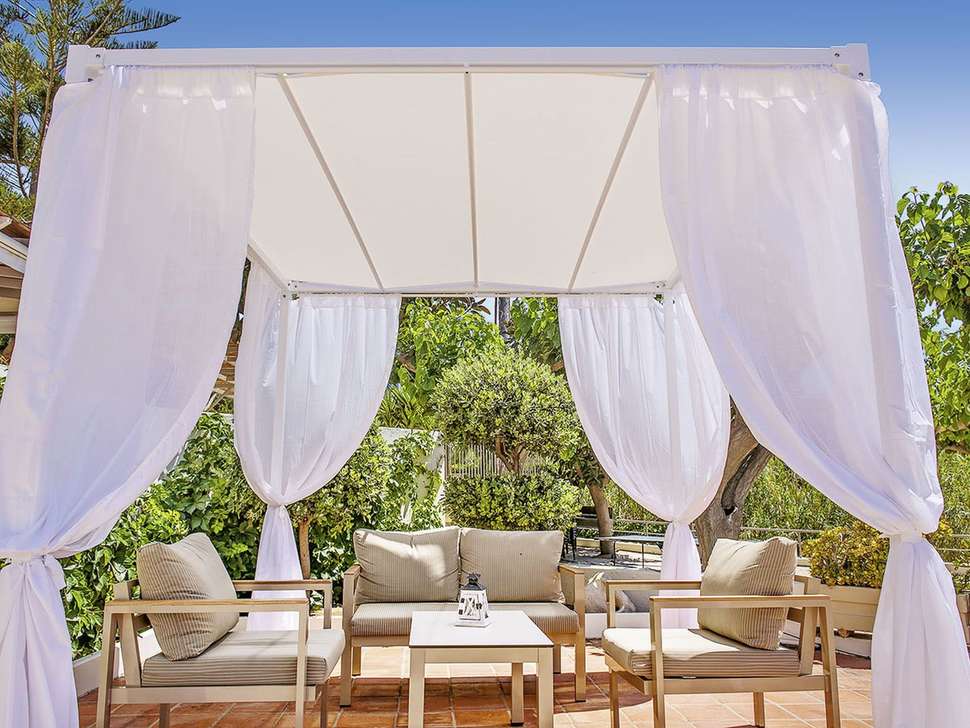 Een foto van het terras bij Scaleta Beach Hotel