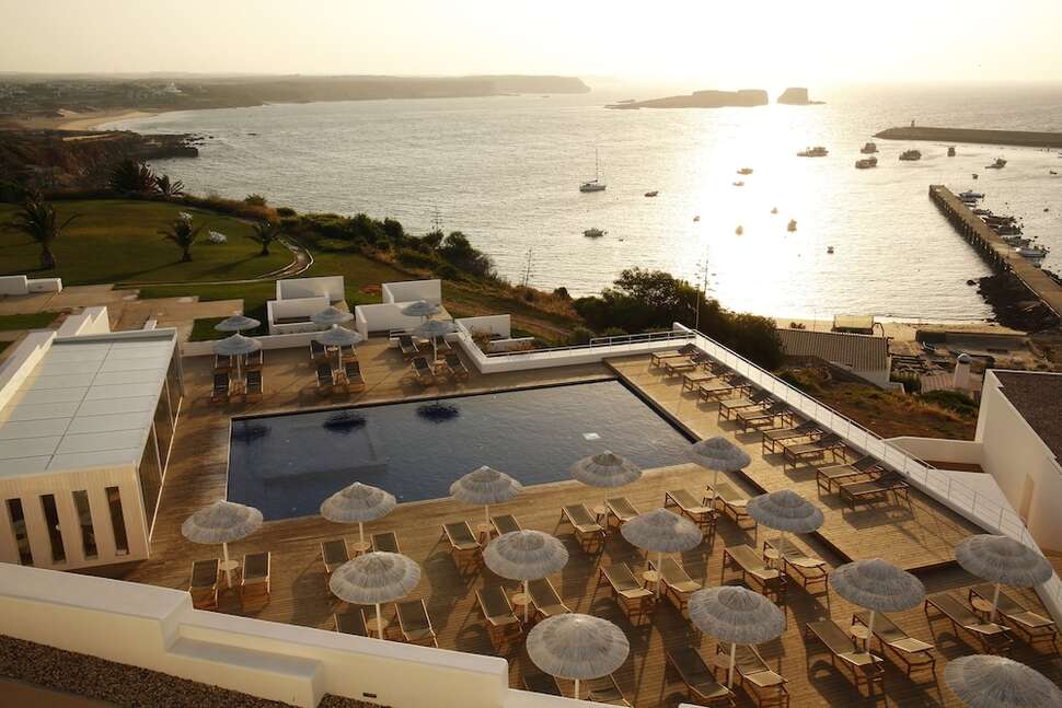Ein Foto vom Pool im Memmo Baleeira Hotel
