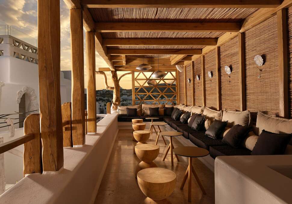 Een foto van het terras bij Kove Mykonos - A Myconian Collection Hotel