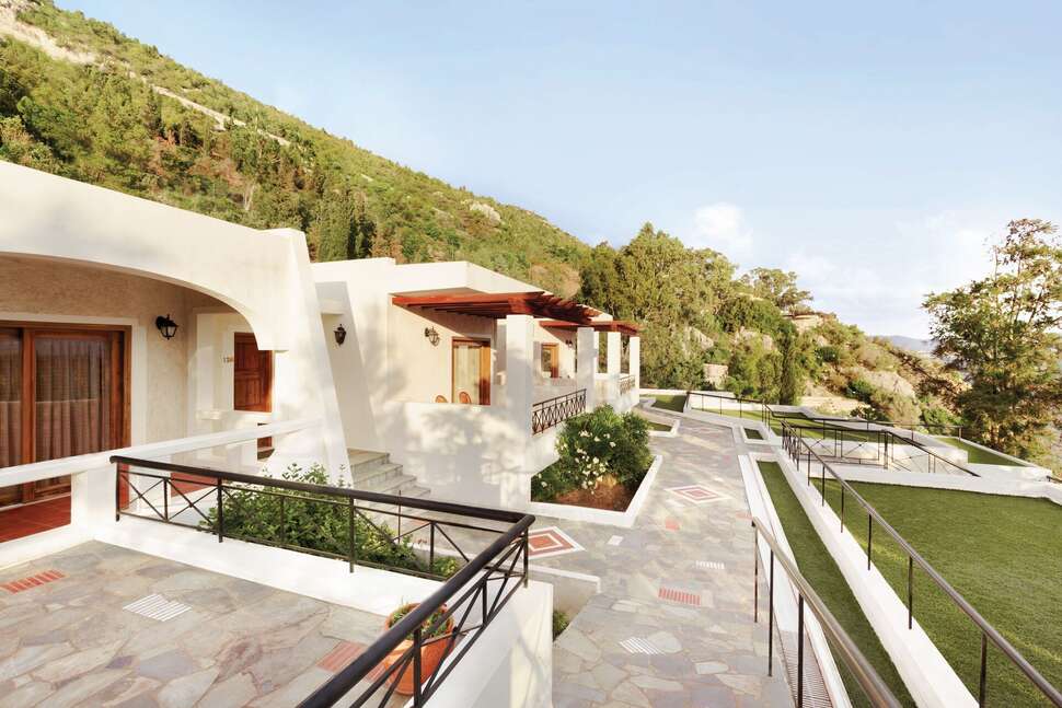 Een foto van de buitenkant van Ramada by Wyndham Loutraki Poseidon Resort