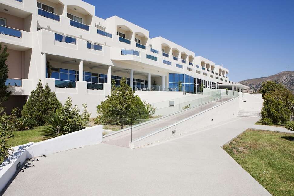 Een foto van de buitenkant van Sovereign Beach Hotel