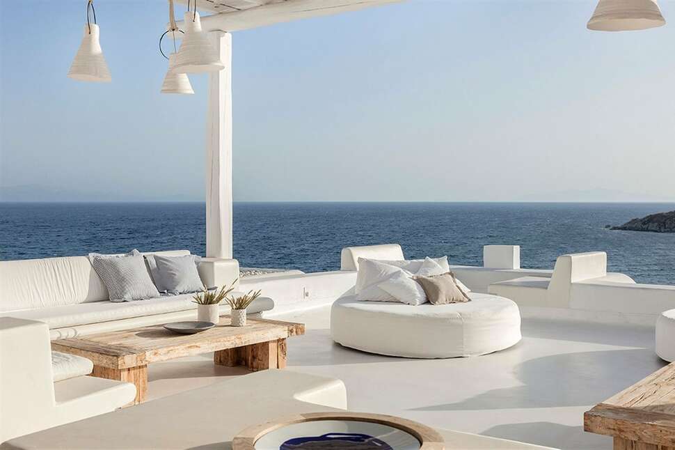 Een foto van het terras bij Mykonos Blu Grecotel Boutique Resort