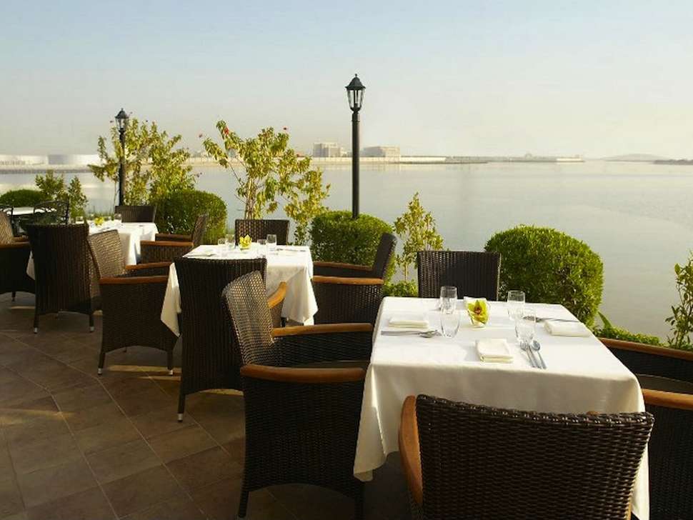 Ein Foto von der Terrasse im Le Meridien Abu Dhabi