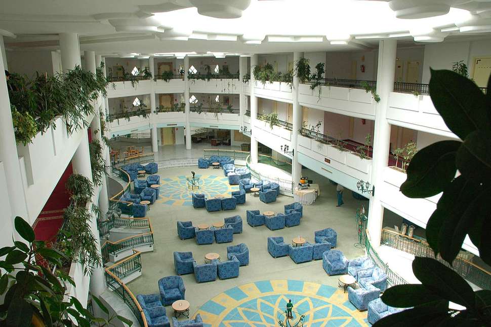Een foto van het interieur van El Mouradi Skanes Beach