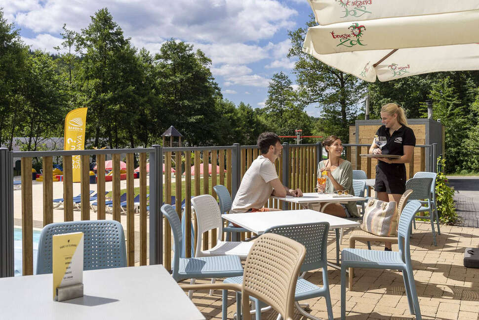 Een foto van het terras bij Parc la Clusure