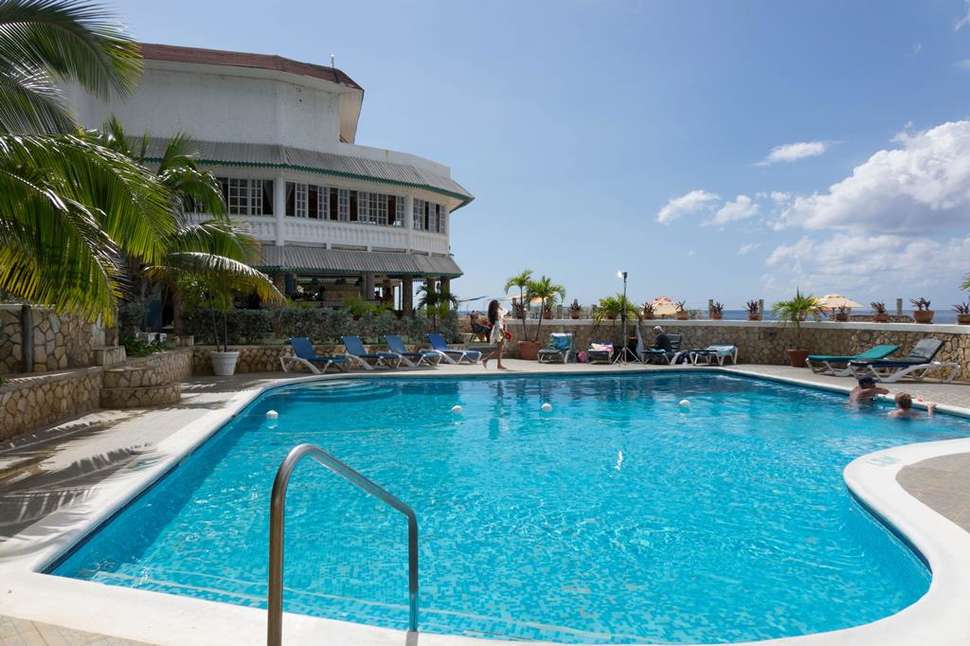 Een foto van het zwembad bij Samsara Cliff Resort