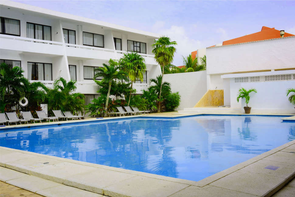 Een foto van het zwembad bij Cancun Bay Resort
