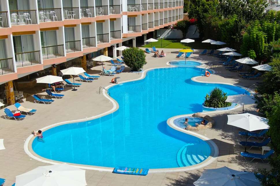 Een foto van het zwembad bij Avlida Hotel